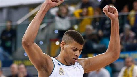 Walter 'edy' tavares, pívot caboverdiano del real madrid, ha sido elegido como integrante del primer equipo de la competición en la presente temporada. Nuevo éxito de Tavares en el Real Madrid: MVP de la ...