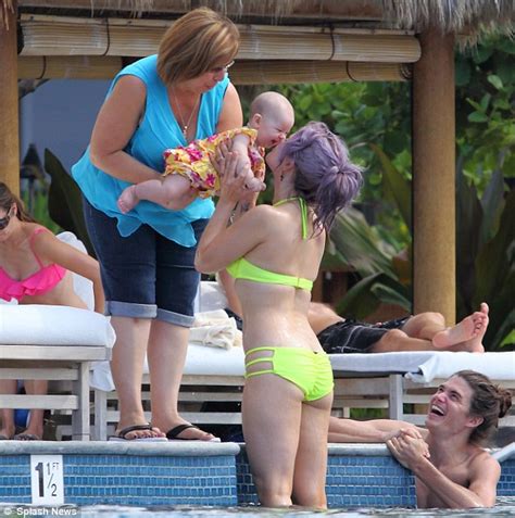 Camels' kidneys have a 1:4 cortex to medulla ratio.36 thus, the. Kelly Osbourne shows off her curves in a bright neon green ...