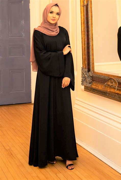 Setiap orang tentunya memiliki pemandangan maupun pemikirannya sendiri terhadap fashion. Pin di Abayas fashion