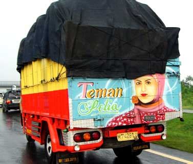 Kumpulan gambar tentang tulisan lucu di truk pantura, klik untuk melihat koleksi gambar lain di kibrispdr.org. "PENGABDIANKU NAFASKU": TULISAN LUCU DI BAK TRUK