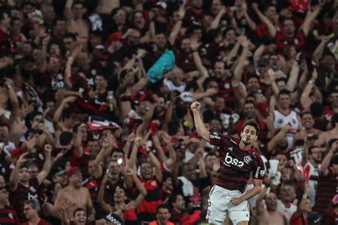 Amor descontrolado esse amor descontrolado nunca vou deixar﻿ de lado sempre junto ao tricolor, eu te sigo… com meu trapo e a bandeira venho pela camiseta hoje de qualquer maneira, nós temos que ganhar. flamengo gremio - La República EC