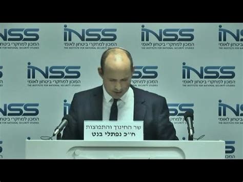 בנט היה אז קצין צעיר, מפקד פלוגה ביחידת העילית מגלן שהוביל במשך שמונה ימים כוח שפעל בעומק השטח הלבנוני לאיתור משגרי קטיושות. ‫נפתלי בנט נאום כנס INSS מתווה מדיני ביטחוני לזירה ...