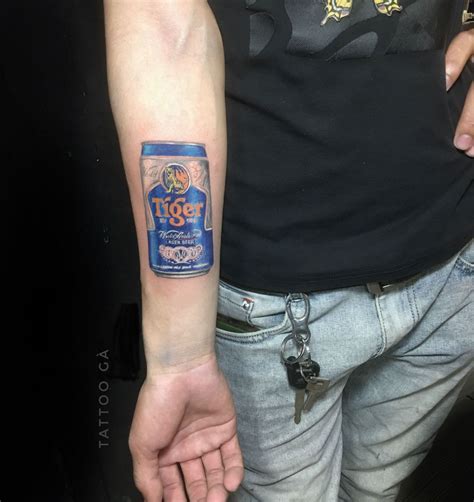Trên ngực nam thanh niên này có hình xăm đầu con sói, trên tay trái có xăm hình la bàn và trên tay phải có xăm hình đầu con chó. hình xăm màu ở cánh tay nam - Tattoo Gà