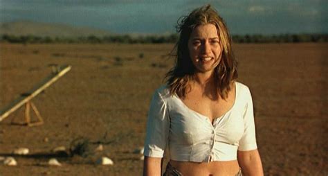 Ruth is tricked to return to australia and is isolated in an outback cabin with the specialist. Poze rezolutie mare Kate Winslet - Actor - Poza 208 din ...