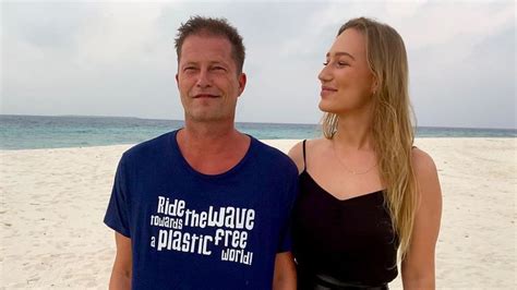 Til schweiger zeigt blutjunge freundin: Til Schweigers Liebes-Offensive im Urlaub geht weiter ...