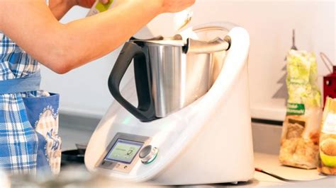 Themomix es catalogado como un robot electrodoméstico cuya funcionalidad en la cocina es facilitarnos la tarea de cocinar mostrándonos paso por paso. Thermomix en Cocina, Thermomix