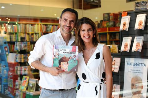 A cerimónia do batizado aconteceu no domingo passado, onde a família contou com a presença de vários amigos e familiares. Conheça o livro infantil que explica o divórcio aos mais ...