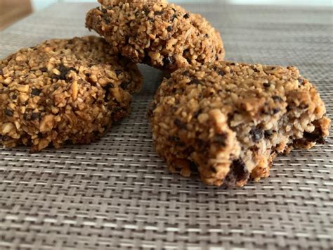 I biscotti all'avena con frutta secca sono dei frollini semplicissimi arricchiti dalla presenza della frutta secca, che dona gusto, energia e positività alla colazione. Biscotti di frutta secca - BenEssere Paleo