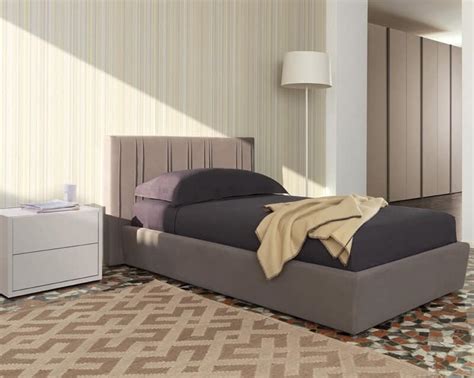 Singoli o matrimoniali, in colori chiari o scuri, con o senza testiere e con design armoniosi e in stili classici o ricercati. Letto con contenitore sottorete, sommier imbottito | IDFdesign