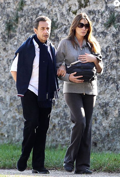 La différence est flagrante, la photo est trafiquée. Nicolas Sarkozy et Carla Bruni avec leur bébé Giulia, à La ...