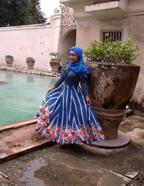 Suarajakarta id seorang perempuan bercadar serba we would like to show you a description here but the site won t allow us. Satria Piningit: Cewek berjilbab yang bikin glek