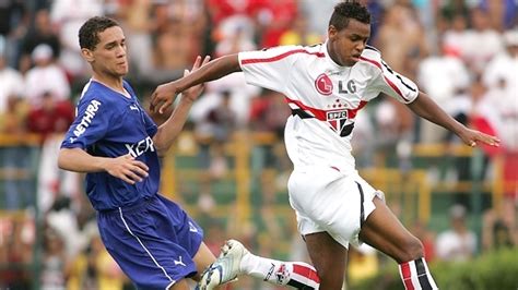 Maicon nasceu com cabelo, oh sheesh. No Cruzeiro, Maicon foi carrasco do São Paulo, não jogou ...