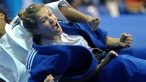 Es que, además de tratarse de dos grandes figuras de la selección, una actual y otra de la historia, el dúo generó furor por una particular razón. paula pareto taekwondo (con imágenes) | Pareto