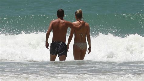 Sylvie meis is verloofd en showt haar ring. Sexy Wasserspiele: Rafael van der Vaart turtelt mit ...