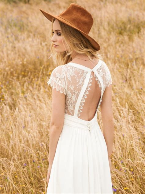 Boho hochzeitskleid mit einer romantisch abtauchenden nackenlinie von wedding wire. Die Traumhochzeit im Bohemian-Brautkleid - Wir sagen Ja!