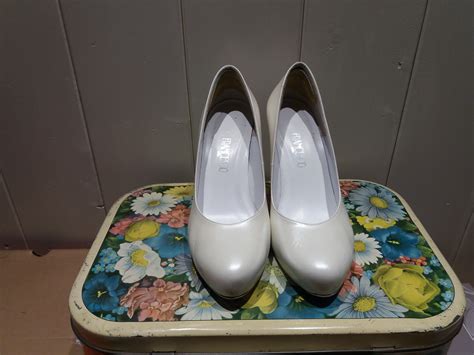 I tacchi da donna sono davvero femminili e associati da sempre allo stile e al glamour. Scarpe da sposa color avorio n.37 tacco 10cm ...