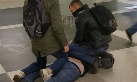 Policja użyła gazu łzawiącego i armatek wodnych. Interwencja policji w metrze wobec agresywnego pasażera ...