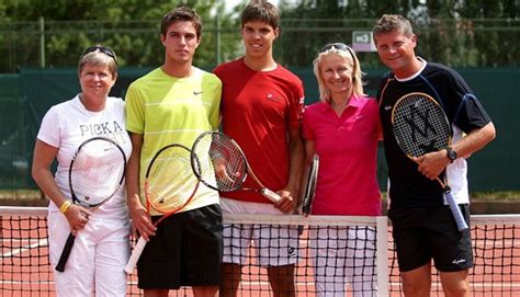 She played a serve and volley game. České legendy pilují údery, exhibice s Agassim a Grafovou ...