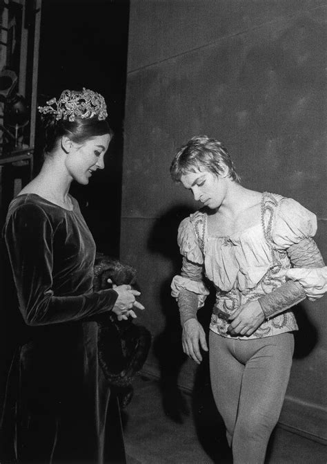 Nella sua lunga carriera ha danzando coi più illustri ballerini della storia: Carla Fracci visiting Rudolph Nureyev backstage when the ...