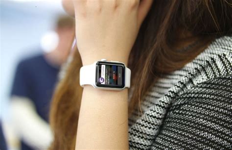 Apple watch series 3 (gps). 'Apple Watch neus bediening is ideaal bij volle handen'