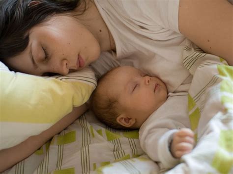 Apakah bayi cegukan setelah menyusu itu berbahaya? Kenapa 'Breastsleeping' Boleh Jadi Penyelamat Pada Ibu ...