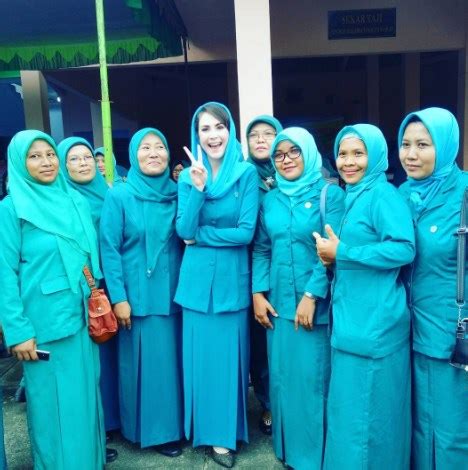 Dahulu seragam warna ini dianggap komunis oleh setengah orang. 16 Model Seragam Baju Pkk Resmi Terbaik 2020 » Model Baju ...