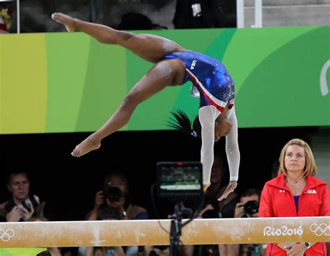 World balance beam gold medalist. Simone Biles vince la medaglia d'oro nella ginnastica ...