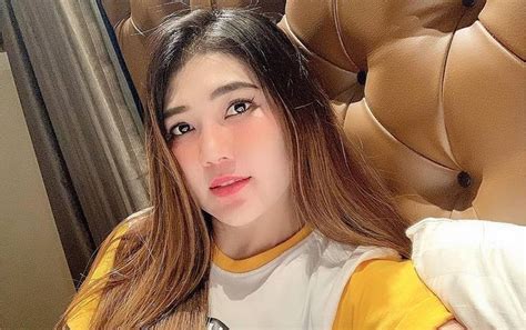 Via vallen pamer foto berhijab. Via Vallen Cantik Berhijab Bareng Ibunda, Sebut Toilet Sebagai Saksi Kenarsisan
