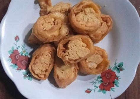 Siapkan wadah yang berukuran agak besar untuk membuat adonan seperti baskom. Jalmarin Merkit: Jajanan Tahu Egg Roll Tanpa Ikan - Resep ...