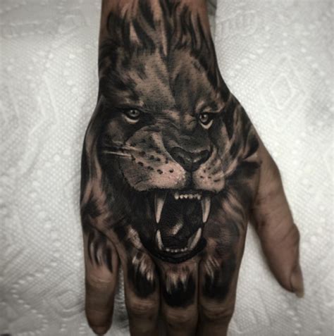 Auf diesem tattoo foto sehen sie einen löwenkopf auf dem oberschenkel. Tattoo brüllender Löwe auf Hand | Unterarm tattoo mann ...