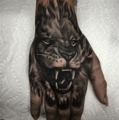 Ein andere symbol der den löwen symbolisiert ist ein geneigter zeichen das wie ein u aussieht. Tattoo brüllender Löwe auf Hand | Unterarm tattoo mann ...