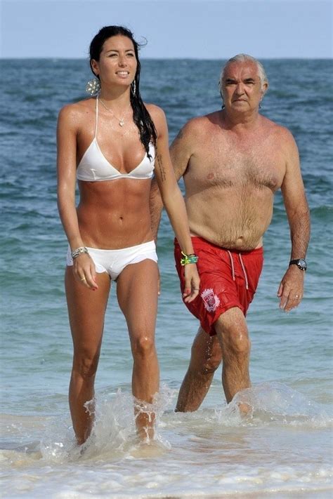 Flavio briatore (69) urlaubt mit der jüngsten frau, die er jemals hatte: Bikiny hriešne nízko: Talianskej sexici vykukol takmer ...