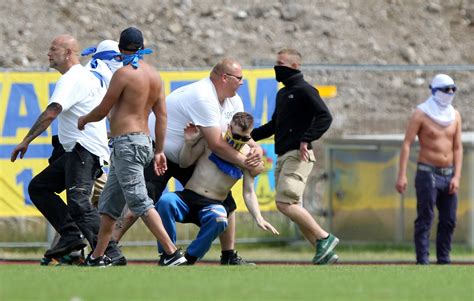 Das leipziger stadtderby zwischen dem 1. Skandal in der Oberliga: Lok Leipzig Fans greifen Basler ...