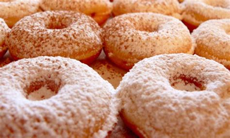 Donut yang lembut dan gebu, menggunakan kentang sebagai bahan pelembut semulajadi. Resep Donat Empuk dan Lembut yang Enak dan Mudah Dibuat