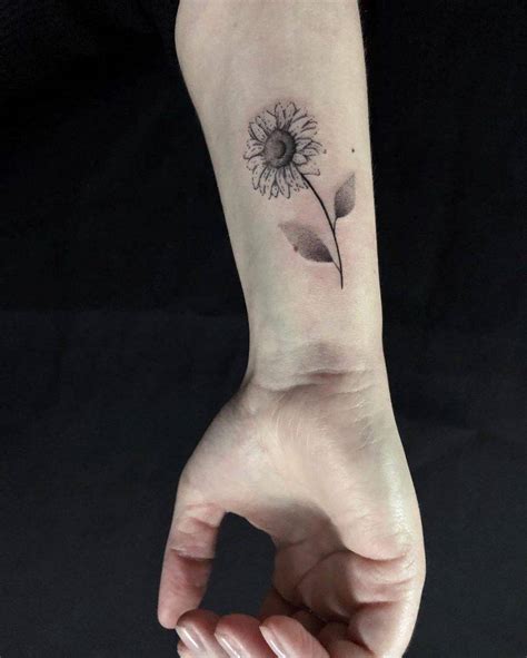 Sunflower with wolf and trees tattoo. Top 57 des meilleures idées de tatouage de petits ...