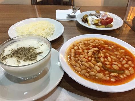 Kuru fasulye ile pilav herkesin severek tükettiği ve neredeyse ayda bir kez her evde pişen şahane bir ikilidir. kuru fasülye,pilav ve cacık | Yemek, Fasulye, Türkler