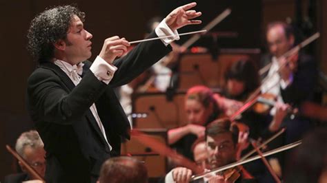 She even has a band of flowers in her hair! Gustavo Dudamel, contra de Constituyente venezolana