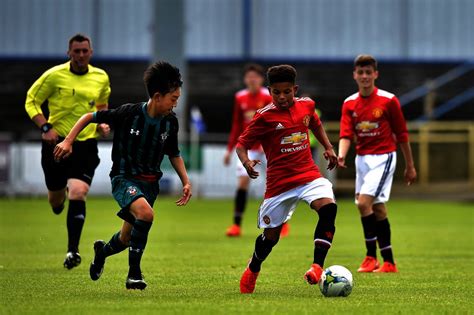 Karşılaşmanın son dakikalarında forma şansı bulan 17 yaşındaki shola shoretire, manchester united altyapısından yetişip a takımı forması giymeyi. 14-year-old winger makes Man Utd history for Nicky Butt's ...