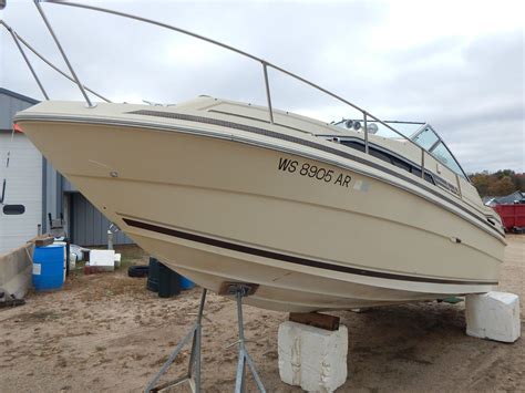 Unida al interior de la parte alta del bimini hay una etiqueta de peligro sobre la acumulación de monóxido de carbono gas y una etiqueta de advertencia sobre las velocidades excesivas cuando la lona está instalada. Sea Ray 225 Weekender 1984 for sale for $575 - Boats-from ...