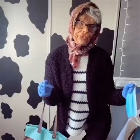 Des adolescents mineurs se déguisent en vieilles femmes avec des masques pour acheter de l ...