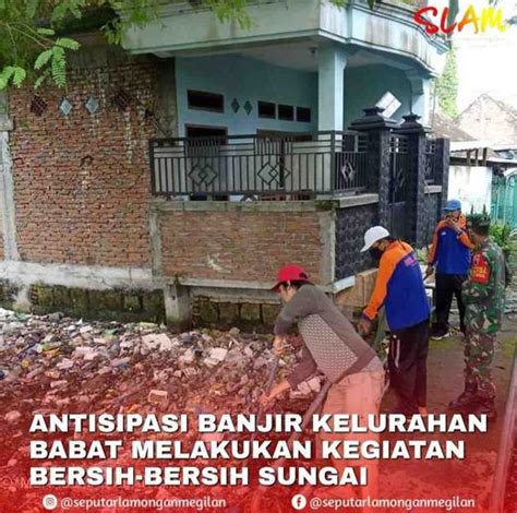 Dengan baju kebesarannya, toto bersama pengikutnya menggelar pengukuhan doa bersama di. Babat, Lamongan | AtmaGo, Warga Bantu Warga