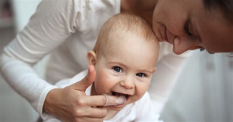 Zahnpasta kommt dann zum einsatz, wenn es wirklich einen zahn zum putzen gibt. Baby-Zähne richtig putzen: So geht es