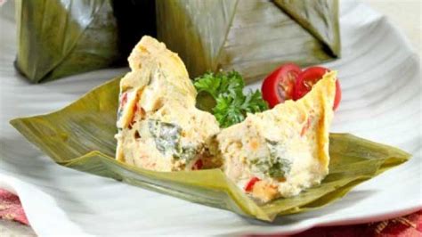 Masukan bumbu halus, kemangi, dan telur. Resep Pepes Tahu Jamur | Resepkoki.co