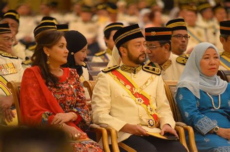 C tok puan norzieta zakaria, the spouse of dato' seri mukhriz mahathir is a director of ocsb, unigel compounds sdn bhd and opcom shared services sdn bhd (osssb). Dato' Seri Hj Mukhriz Tun Mahathir... - Mukhriz Mahathir ...