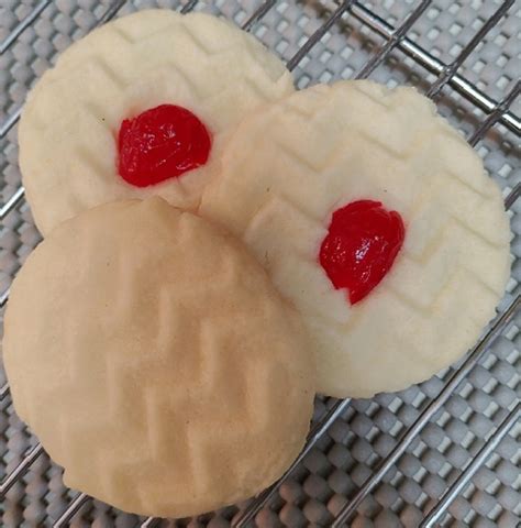 Whip butter with an electric mixer until fluffy. Shortbread Recipe On Cornstarch Box / Simple Shortbread ...