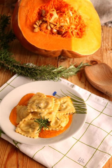 I ravioli di salsiccia e patate sono un primo piatto semplice, ma delizioso! Ravioli alla zucca con salsiccia e rosmarino - L'aPINA in ...