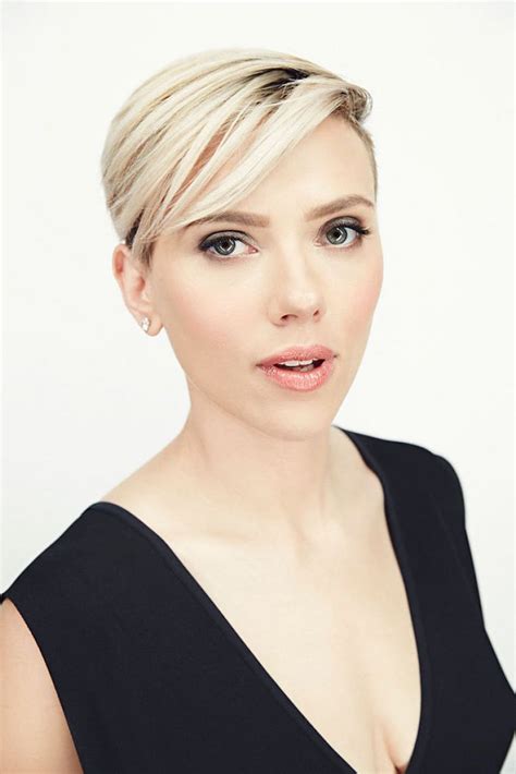 Un petit entrelacement de la frange pour en faire une ou, en l'occurrence, deux nattes fines que vous pouvez attacher sur le côté pour obtenir un effet fillette, est la façon idéale pour vous rajeunir un peu le look. Coupe courte femme blonde : quelle coupe blonde courte ...