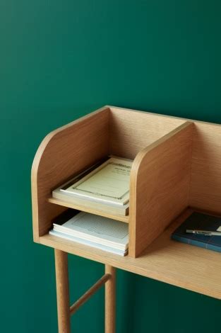 Passt ganz gut in einer kleine ecke. Kleiner Schreibtisch Eiche natur von Hübsch Interior | designupdate.de