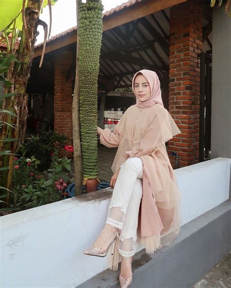 Menambahkan sepatu keds berwarna putih tidak akan memudarkan kesan ghotic. 10 Ide OOTD Hijab nan Elegan dengan Celana Putih ala ...