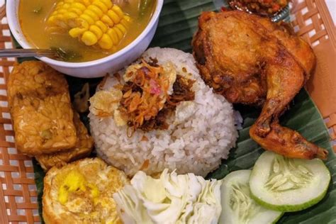 5 siung bawang merah 3 siung bawang putih 4 butir kemiri kunyit (agak banyak biar warna kuningnya bagus) jahe lengkuas daun salam dun jeruk sereh 2. Nasi Kuning Ketan Betawi - Sejarah Nasi Uduk Makanan ...